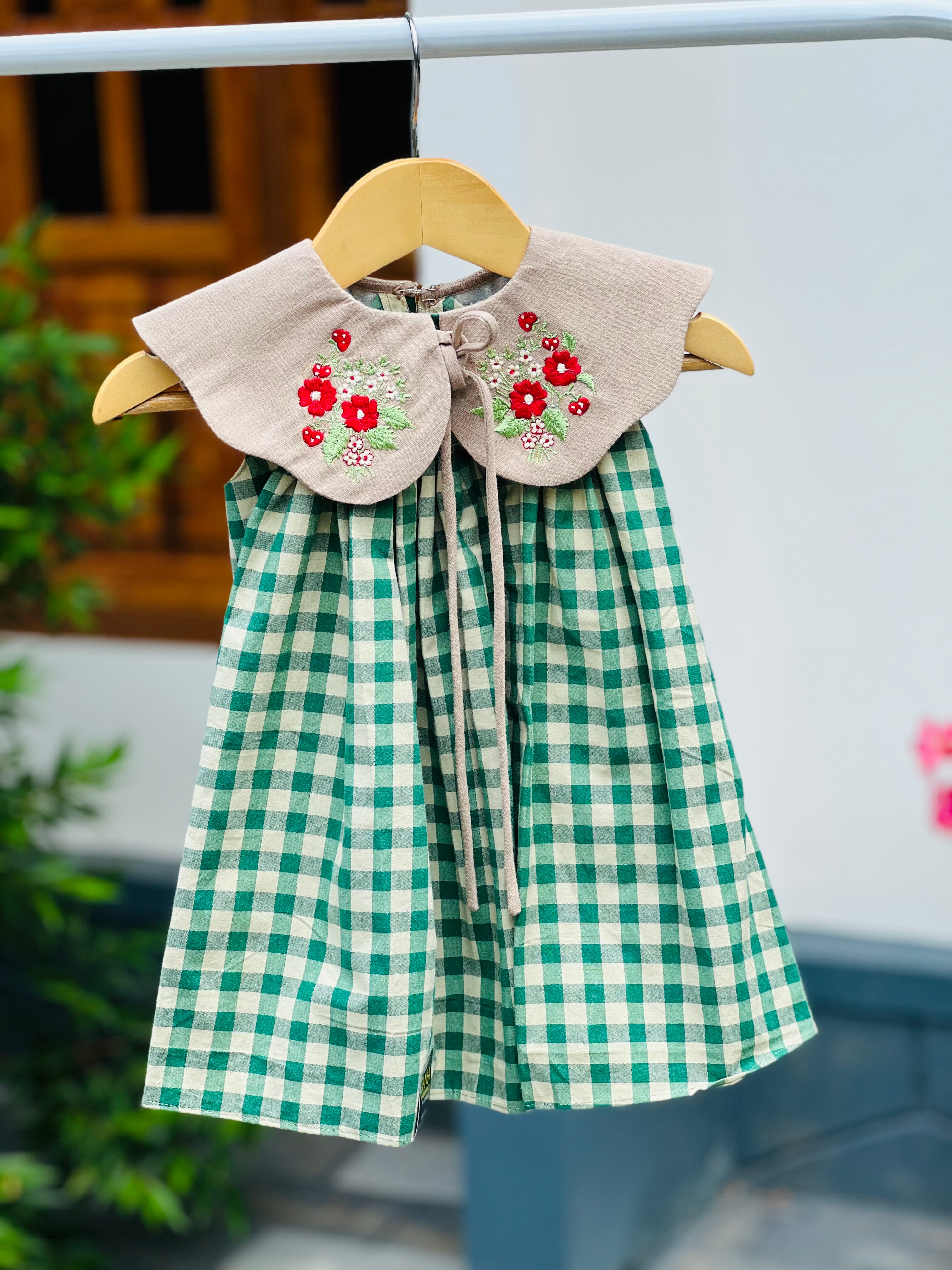 This embroidered collar is just darling. 🌸