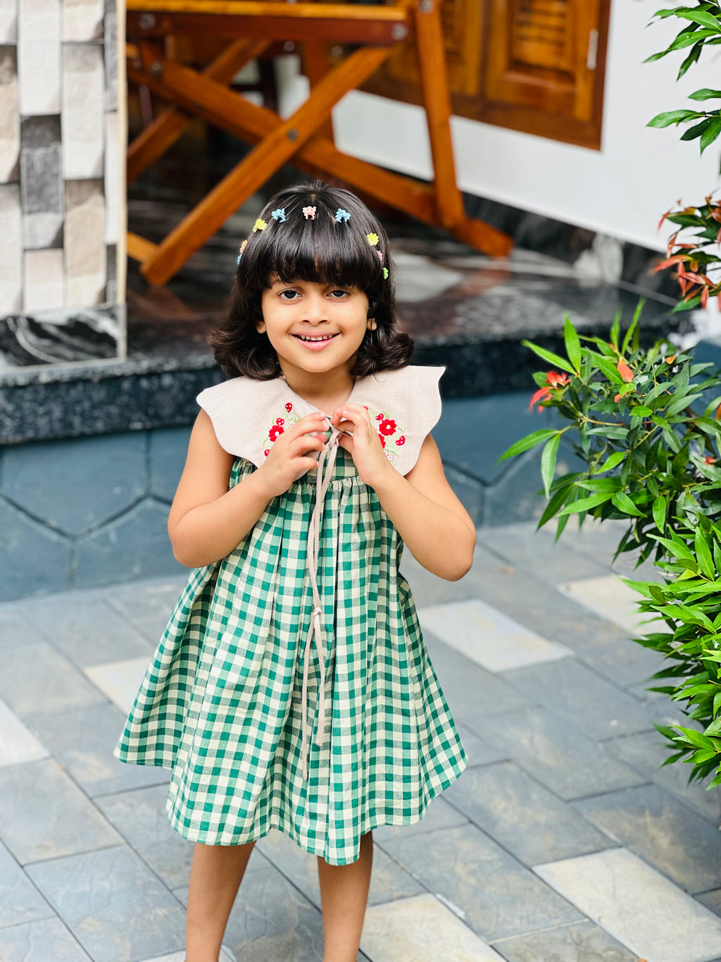 This embroidered collar is just darling. 🌸
