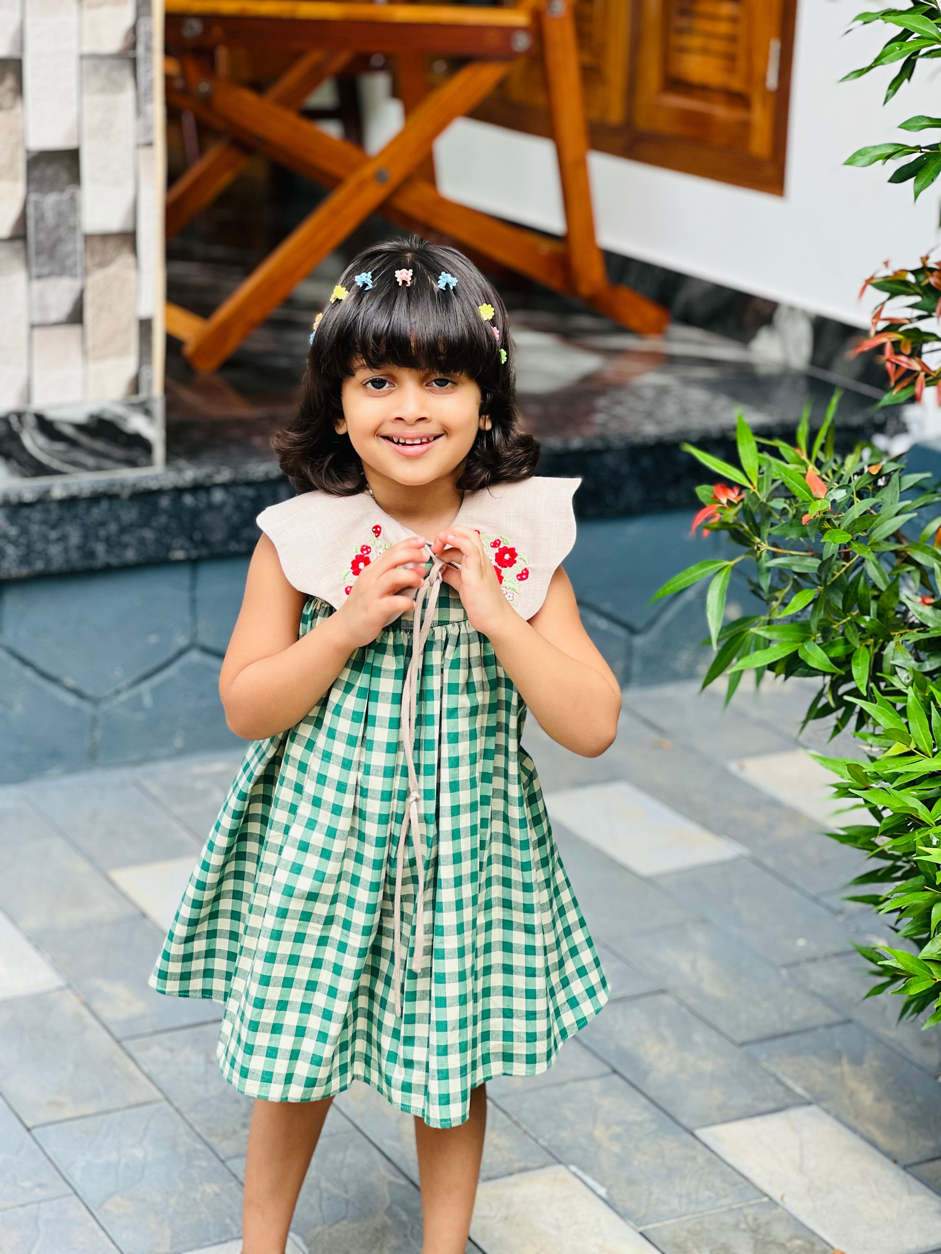 This embroidered collar is just darling. 🌸