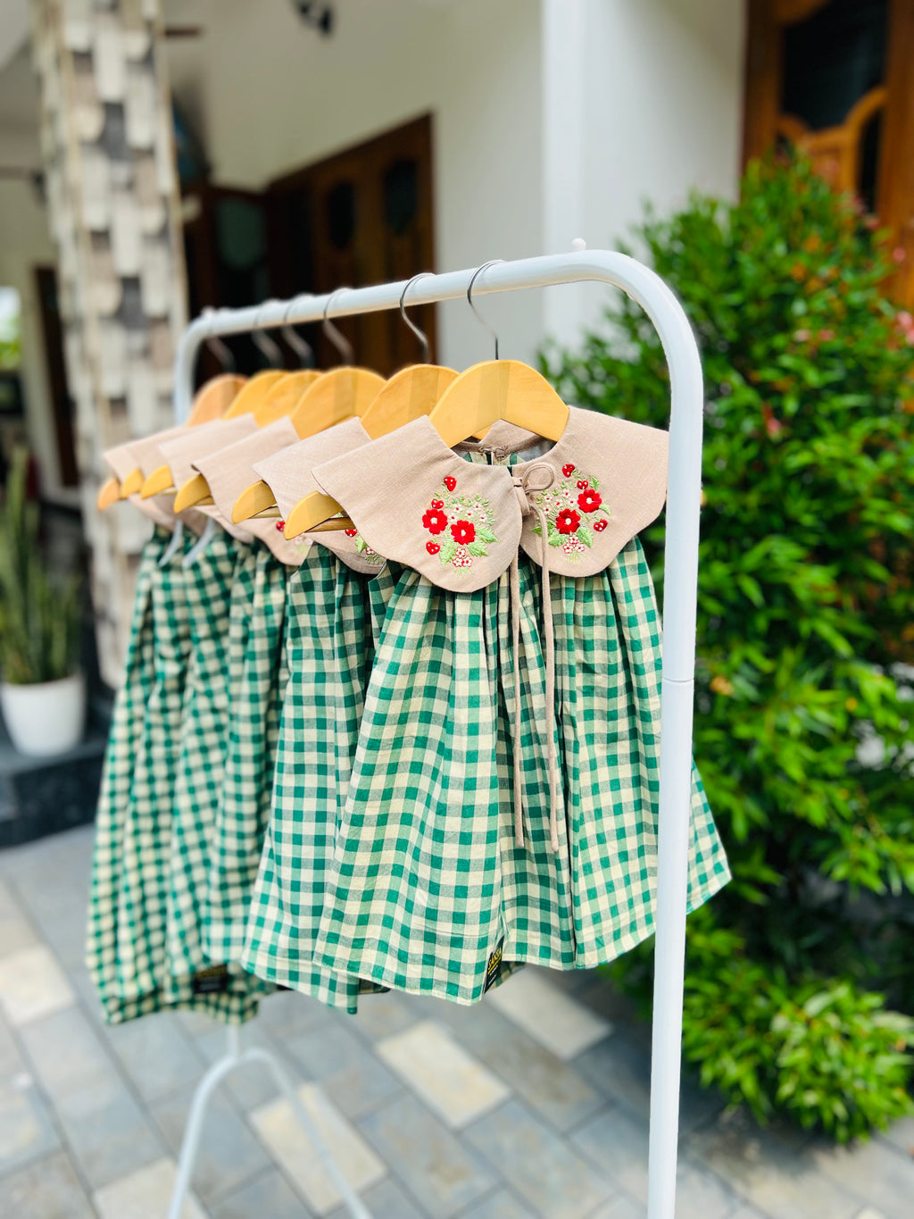 This embroidered collar is just darling. 🌸